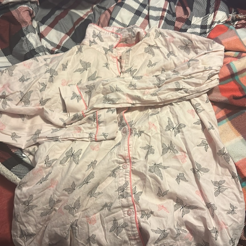 Victoria Secret long sleeve butterfly shirt XL can fit L it’s a rose pink - Picture 2 of 4